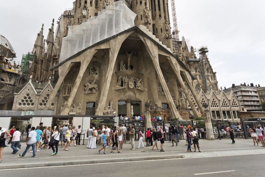 Barcelona: Sagrada Familia & Park Güell Guided Tour & Ticket - Park Güell on Carmel Hill: El Drac, Mosaics, and Free Time