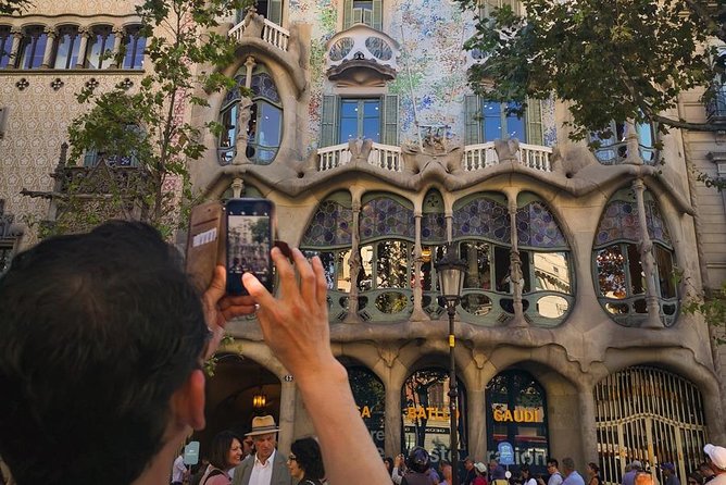 Barcelona: Sagrada Familia, Park Guell & Tapas Private Tour - La Pedrera - Casa Milà: A Nature-Inspired Masterpiece from the Outside