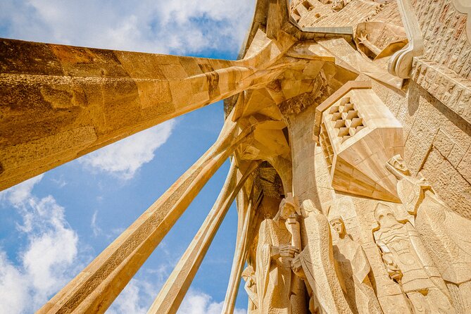 Barcelona: Sagrada Familia Priority Access Guided Tour - Plaça de Gaudí meeting point, and how to start smoothly