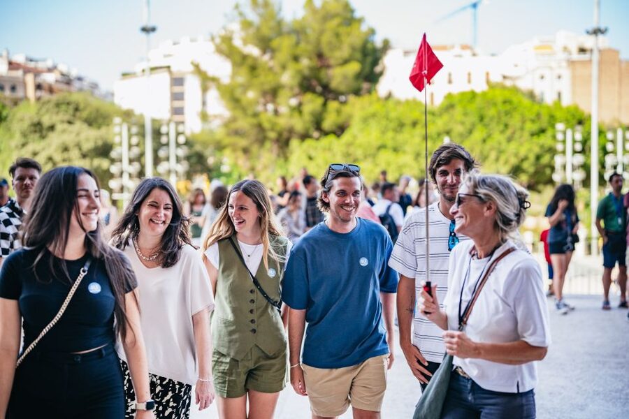 Barcelona: Sagrada Familia Skip-the-Line Entry Ticket & Tour - Meeting Point at Av. de Gaudí 1, Find the Red Flag