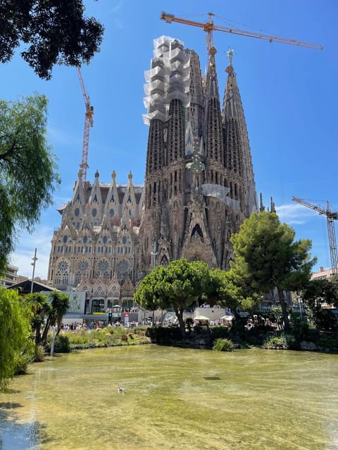 Barcelona: Sagrada Familia Skip-the-line Guided Tour - The 1.5-hour flow: outside, then inside, in a logical order