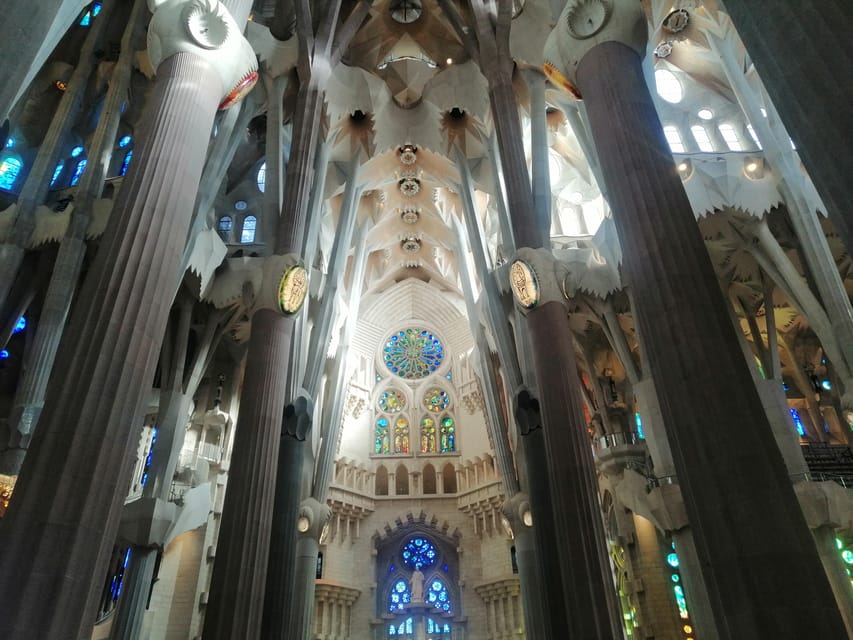 Barcelona: Sagrada Familia Skip-the-line Guided Tour - The stained-glass light show, and the late-afternoon trick