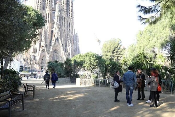 Barcelona: Sagrada Familia Skip The Line Insider Guided Tour - Getting In: Shoes, Security, and the No Big Bags Rule