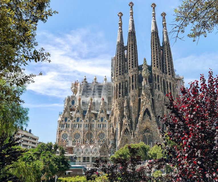Barcelona: Sagrada Família Skip the Line Tour & Entry Ticket - Finding the Meeting Point by Avenida Gaudí (No Guessing Needed)