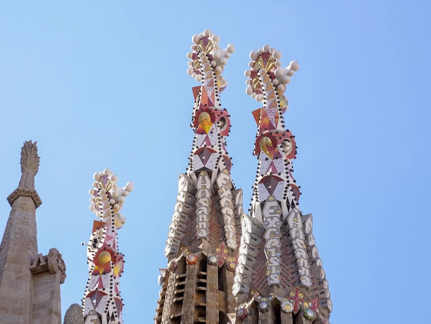 Barcelona: Sagrada Familia with Towers and Park Güell Tour - Audio and group pacing: what to expect from the guiding style