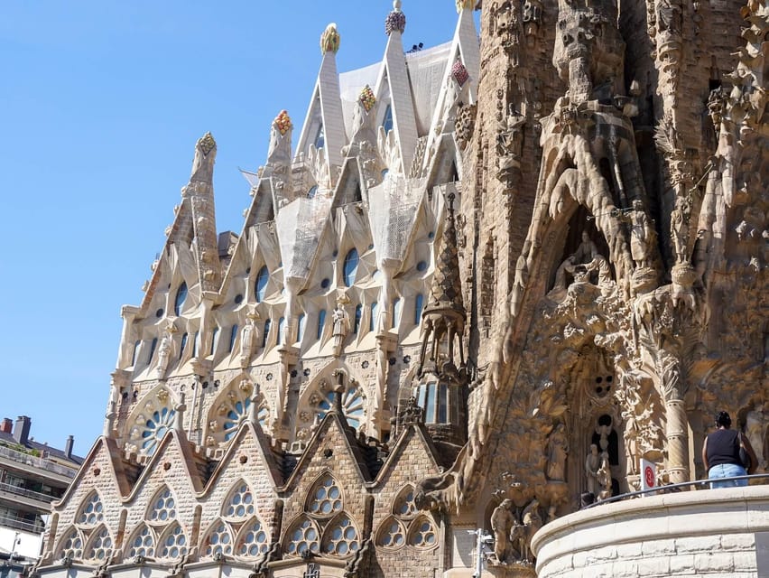 Barcelona: Sagrada Familia with Towers and Park Güell Tour - Your mid-tour break: use the 30 minutes wisely