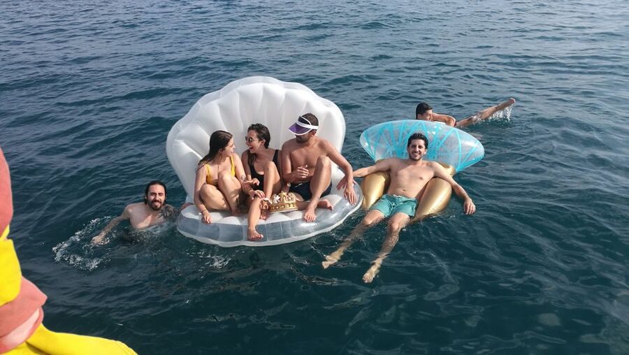 Barcelona: Sailing Trip with Drinks and Snacks - The photo stop plus aperitif: why the timing is the sweet spot