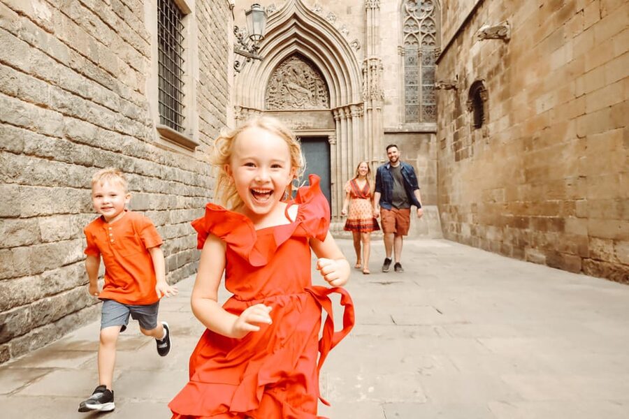 ✅ Barcelona: Sightseeing Professional Photoshoot Session - Meeting at Pla de la Seu, 7: finding your photographer without stress