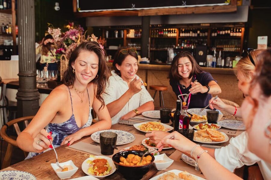 Barcelona: Small Group Gothic, Tapas & Churros Tour! - Why the Gothic Quarter plus tapas is a smart way to start Barcelona