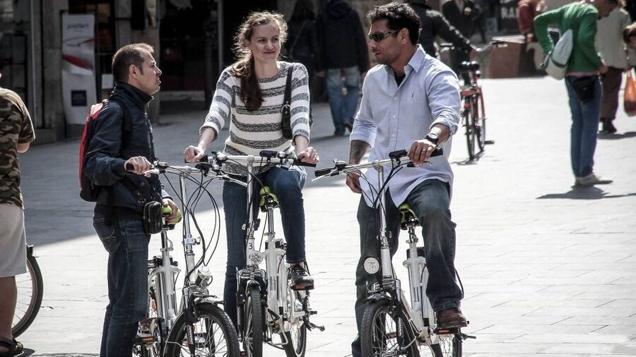 Barcelona: Small Group or Private Bike Tour - Meeting at Plaça Reial and Getting Rolling on Time
