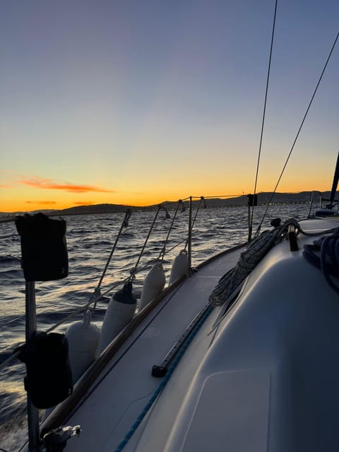 Barcelona: Sunset Sailboat Cruise with Drinks and Snacks - The Golden Hour Checklist: Choosing 19h and Timing by Season
