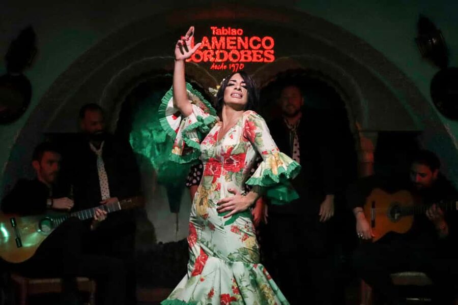 Barcelona: Tablao Flamenco Cordobes Show and Drink in Rambla - Close-Up Flamenco Without a Microphone: What to Watch for