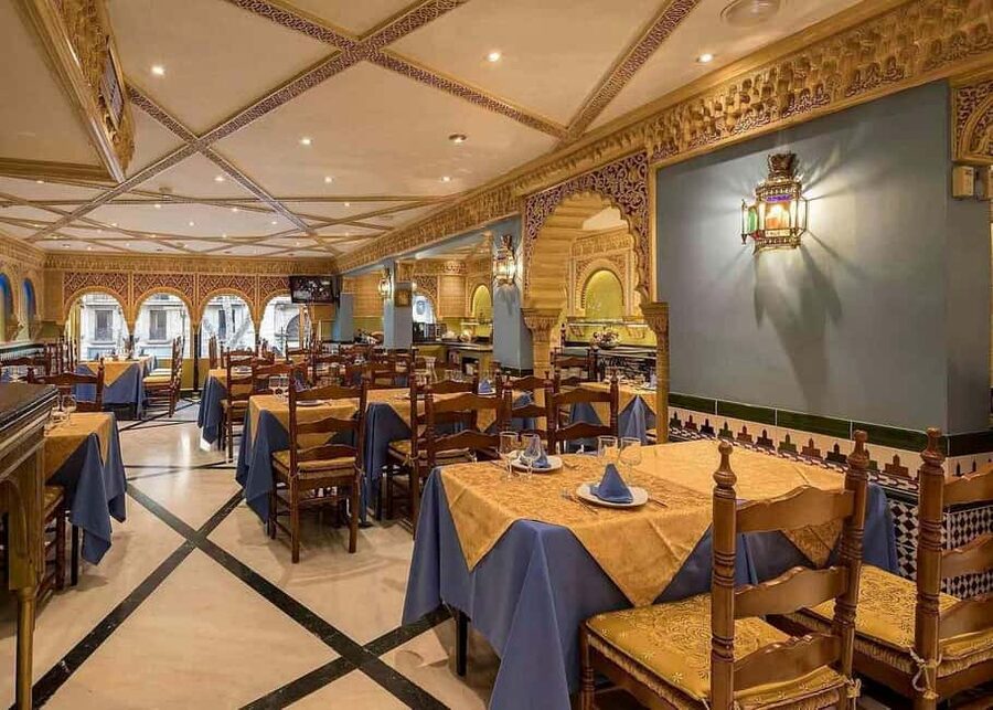Barcelona: Tablao Flamenco Cordobes Show and Drink in Rambla - Upgrading to Dinner: The 40+ Dish Culinary Tour With Unlimited Drinks