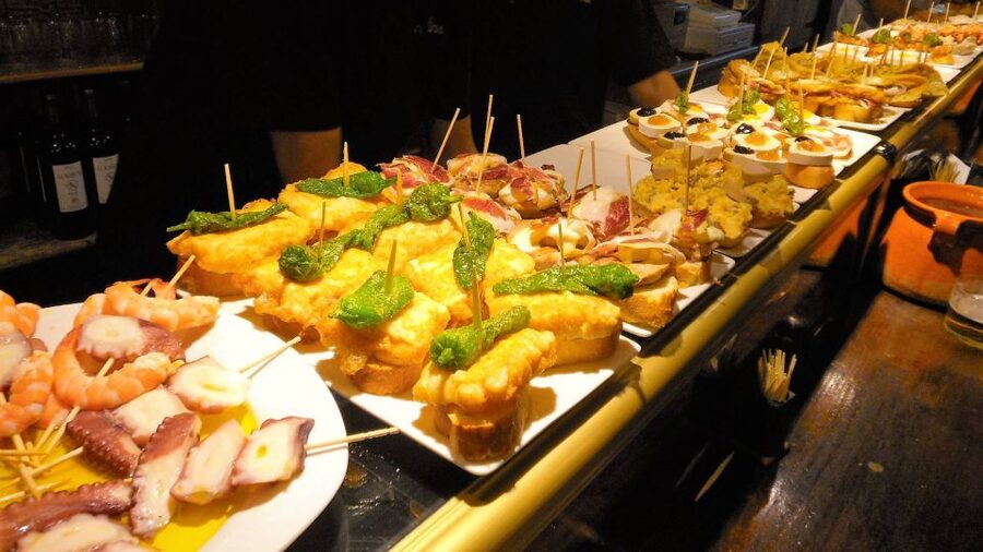 Barcelona: Tapas & Picasso Museum Guided Walking Tour - Where you start, what to bring, and how “small group” changes the vibe
