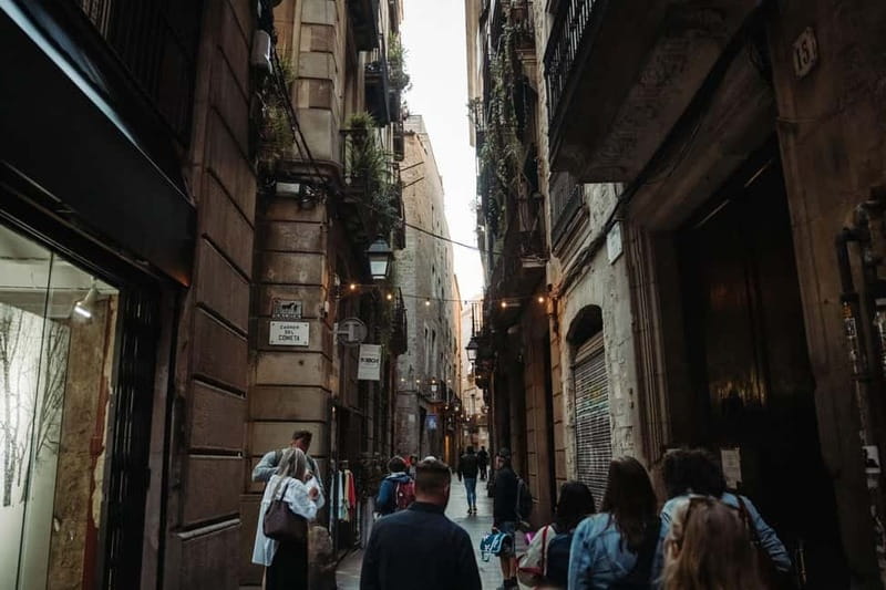 Barcelona: Tapas & Wine Tour in Born & Gothic Quarter - Born and Gothic Quarter, the perfect setting for tapas and wine