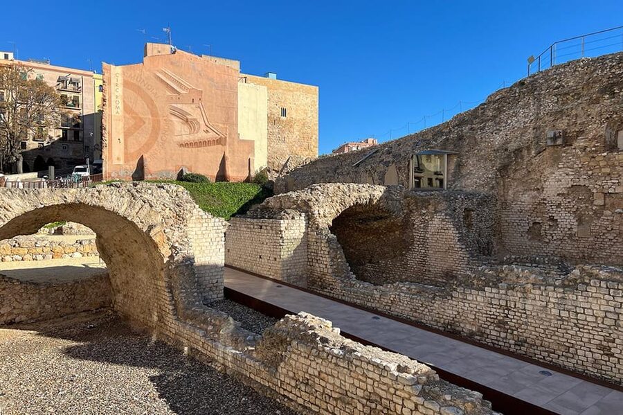 Barcelona: Tarragona & Sitges Guided Day Trip with Transfers - Amphitheatre, circus, forum, cathedral route: how the ruins connect