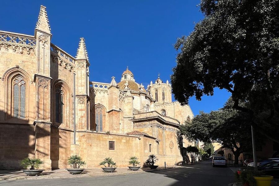 Barcelona: Tarragona & Sitges Guided Day Trip with Transfers - Sitges self-guided time: how to get good value from 1.5 hours