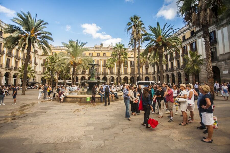 Barcelona: “The Shadow of the Wind” Literary Walking Tour - Gothic Quarter Sightseeing: The Streets That Make the Plot Believable