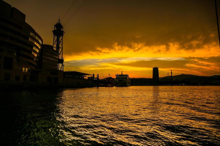 Barcelona: Unique Sunset Sailing Tour with Tapas & Open Bar - Drinks and tapas: how the food part makes the cruise worth it