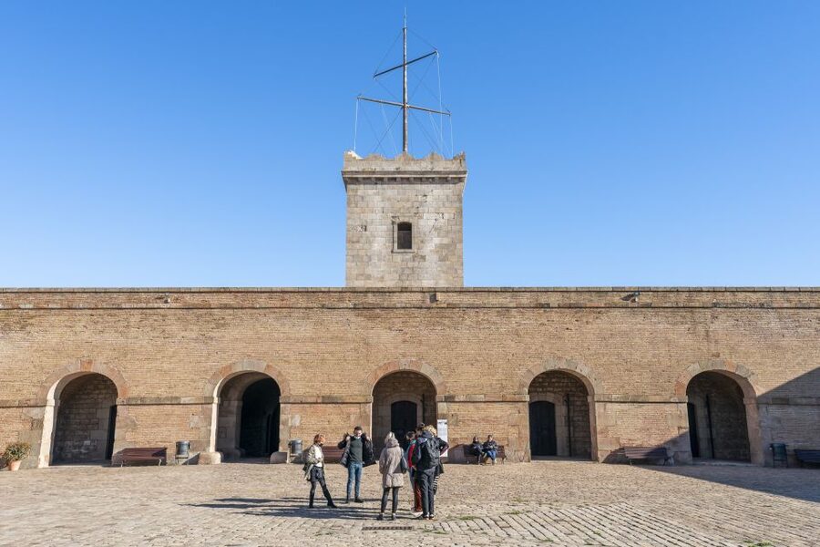 Barcelona: Walking tour with Montjuic Castle & Cable Car - Gran Teatre del Liceu and Palau Güell: two stops that tell you what Barcelona valued