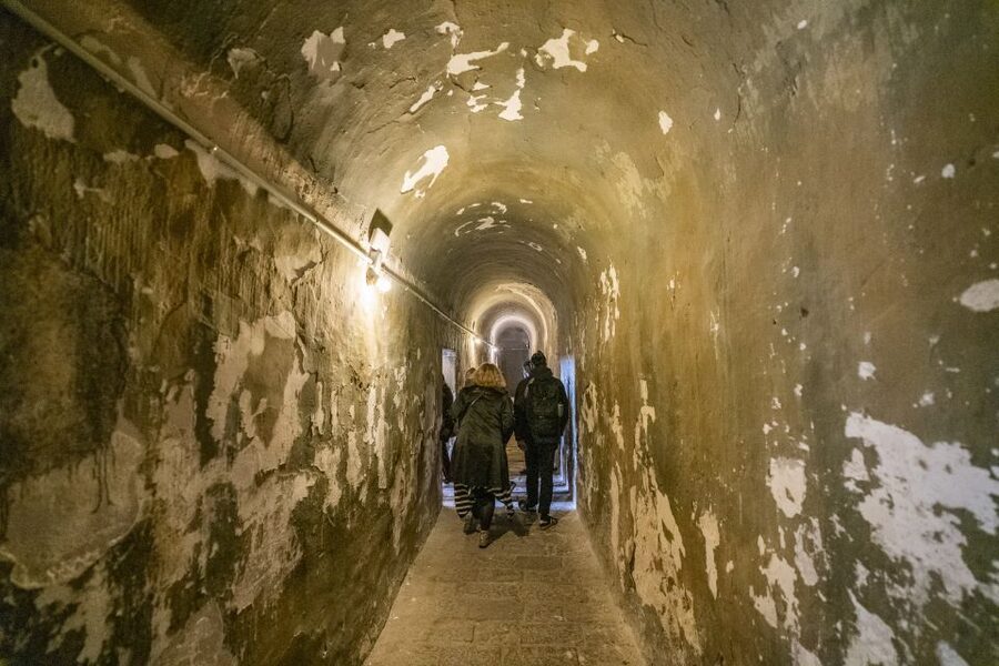 Barcelona: Walking tour with Montjuic Castle & Cable Car - How the tour closes at El Molino Paral·lel, and why that matters