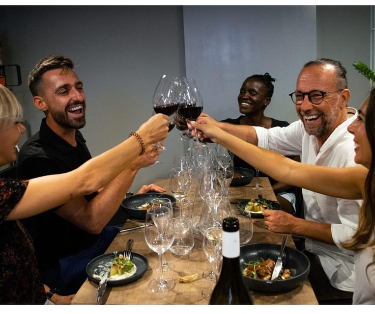 Barcelona: Wine Tasting and Tapas 5-Course Pairing Dinner - The Vivinos dinner room: central, social, and mostly low-stress