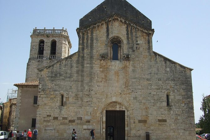 Besalu & 3 Medieval Towns Small Group Tour with Hotel Pick-Up - Castellfollit de la Roca and Can Gussinye: Cliff Views in About an Hour