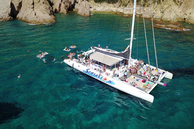 Catamaran ride -Costa Brava with barbecue and drinks. Familiar. - Drinks, Food, and Snacking Smart Moves