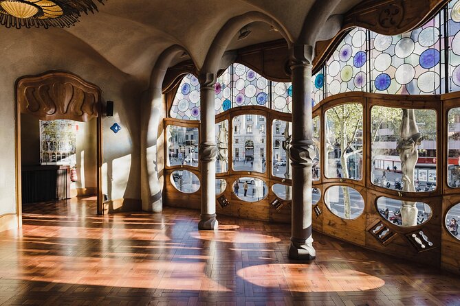 Complete Gaudi Tour: Casa Batllo, Park Guell & Sagrada Familia - The warm-up outside Casa Amatller on Passeig de Gràcia