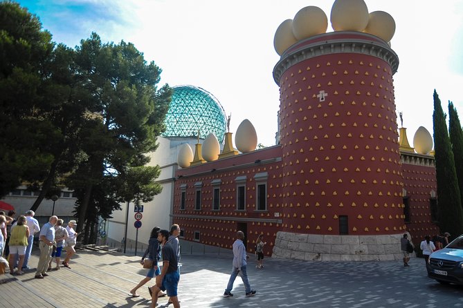 Dali Museum, House & Cadaques Small Group Tour from Barcelona - Getting Out of Barcelona for Dalí, With a Real Pace