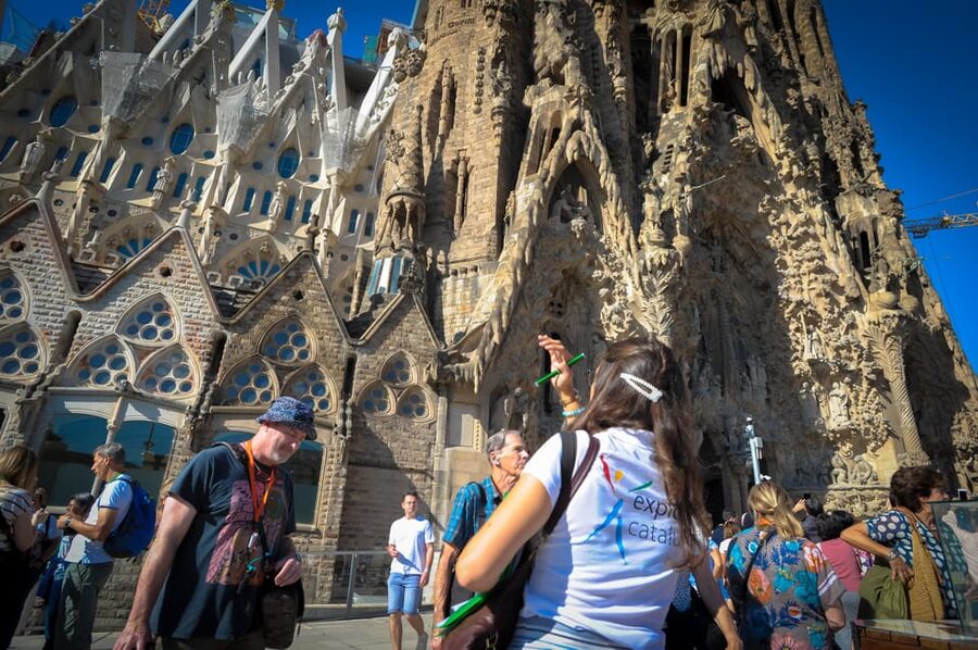 Fast Track: Sagrada Familia & Barcelona Full-Day Tour - Why This Full-Day Route Works (Sagrada, Park Güell, La Pedrera, Plus More)