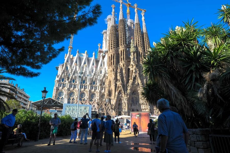 Fast Track: Sagrada Familia & Barcelona Full-Day Tour - Montjuïc Views and the Quick MNAC Stop