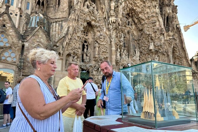 Fast Track: Sagrada Familia Guided Tour - Meeting point, timing, and how to avoid common stress