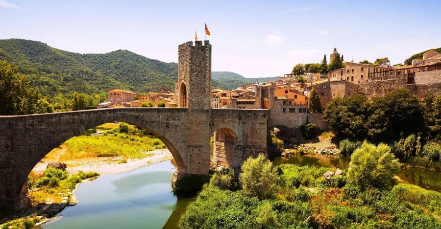 From Barcelona: Besalú & Medieval Towns Tour w/ Hotel Pickup - From Barcelona pickup to Vic: why the day starts with a plan