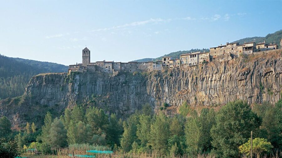 From Barcelona: Besalú & Medieval Towns Tour w/ Hotel Pickup - Besalú: Romanesque bridge, Jewish community stories, and that Game of Thrones vibe