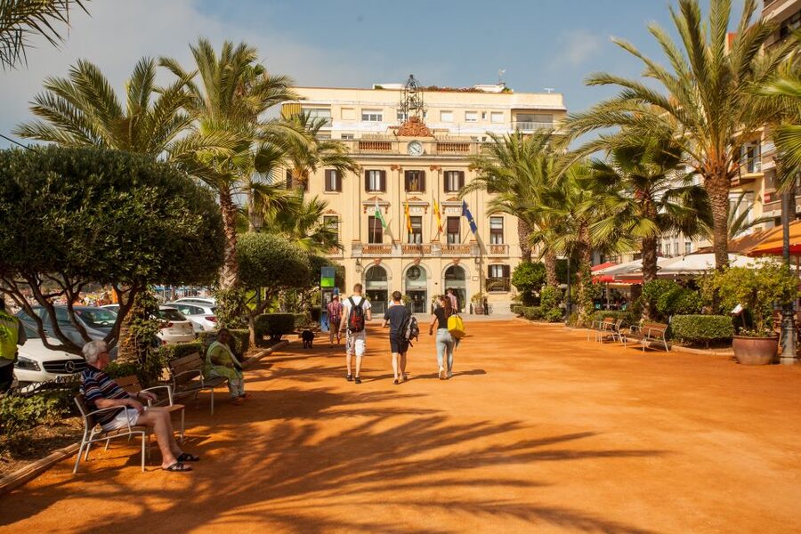 From Barcelona: Costa Brava Day Tour with Boat Trip - Food and Beach Break: Lunch Time, Shopping, and Where You Can Slow Down