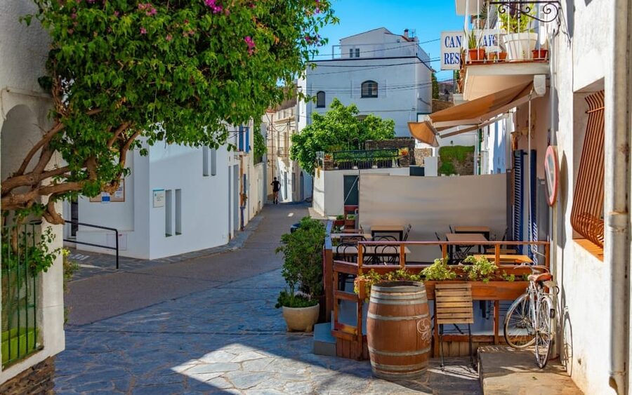 From Barcelona: Girona, Figueres, Dalí Museum, and Cadaqués - Girona’s Jewish Quarter and Medieval Lanes: What One Guided Hour Can Do