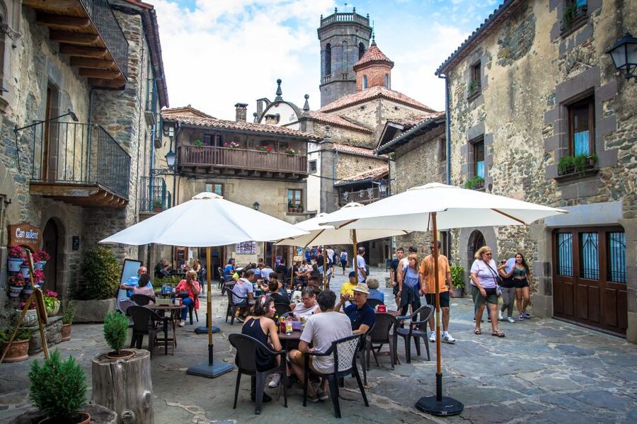 From Barcelona: Medieval Villages Day Tour - Castellfollit de la Roca: the tiny stop that adds big drama