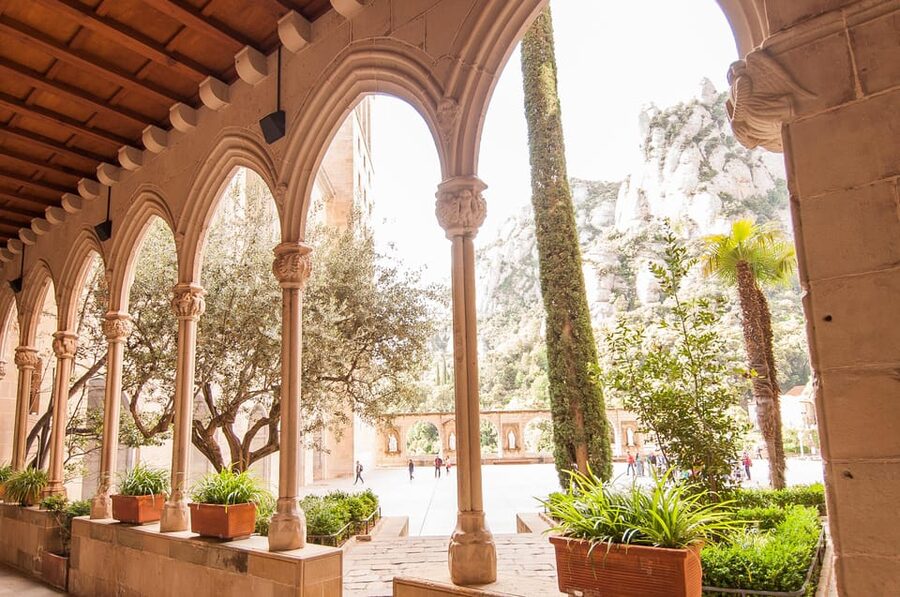 From Barcelona: Montserrat Half-Day Wine and Tapas Trip - The people factor: guides who turn a checklist into a story