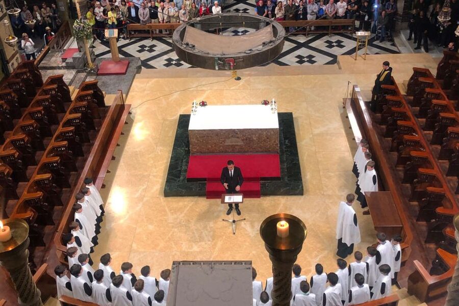 From Barcelona: Montserrat Private Day Trip With Pickup - Basilica de Montserrat: entrance, walking tour, and the Black Madonna