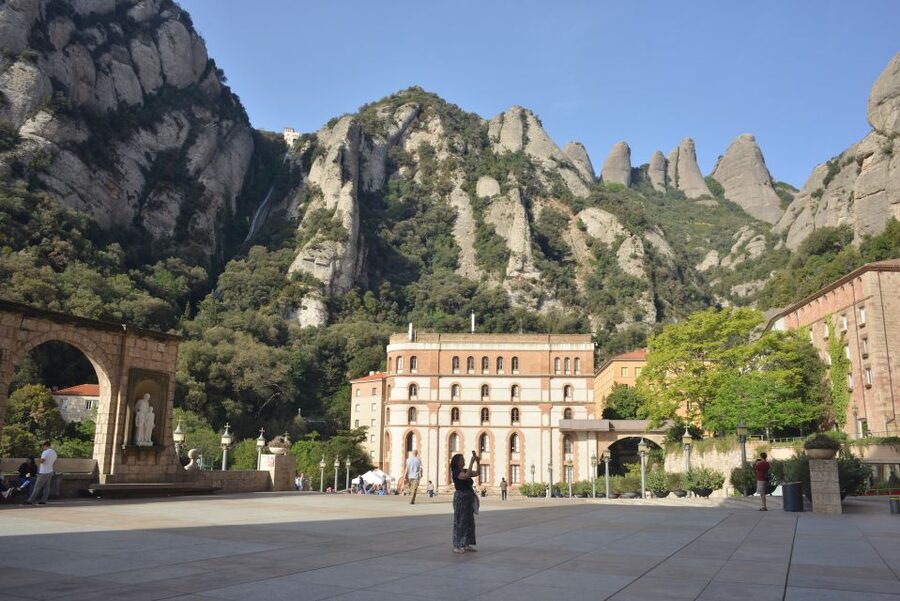 From Barcelona: Private Montserrat and Boutique Winery Tour - Traditional 3-course Catalan lunch at the base of Montserrat