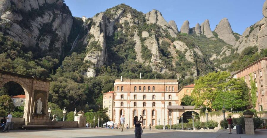 From Barcelona: Private Montserrat and Boutique Winery Tour - Penedès boutique winery: field tour, guided tasting, and cava included