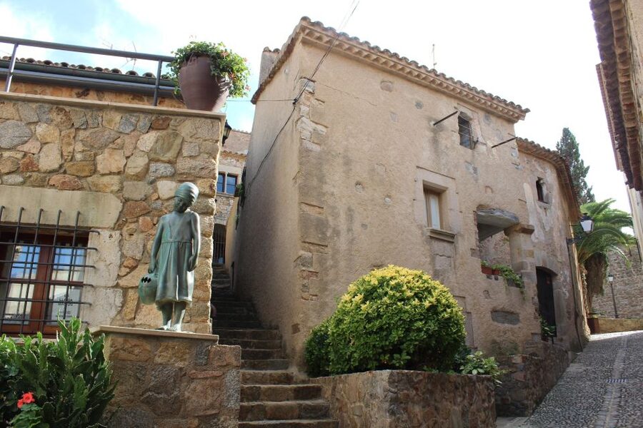 From Barcelona: Tossa de Mar Day Tour with Beach Time - Lunch in Tossa: How to Find the Best Seat Without Stress