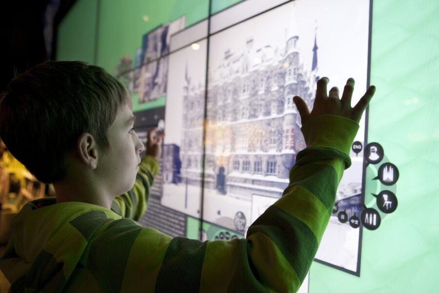 Gaudí Experiència Barcelona Admission Ticket - The 20-minute 4D and AR show: seats, sound, and big transformations