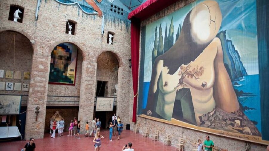 Girona and Figueres Full-Day Tour with Hotel Pick Up - Figueres free time: use it to catch the Dalí vibe