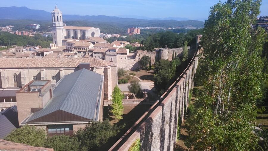 Girona: Small Group Walking Tour - Getting Oriented Near River Caffe and the Two Start Points