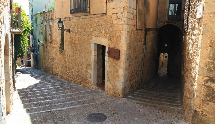 Girona: Small Group Walking Tour - Old Walls and Hilltop Views: Where Girona’s Layout Clicks