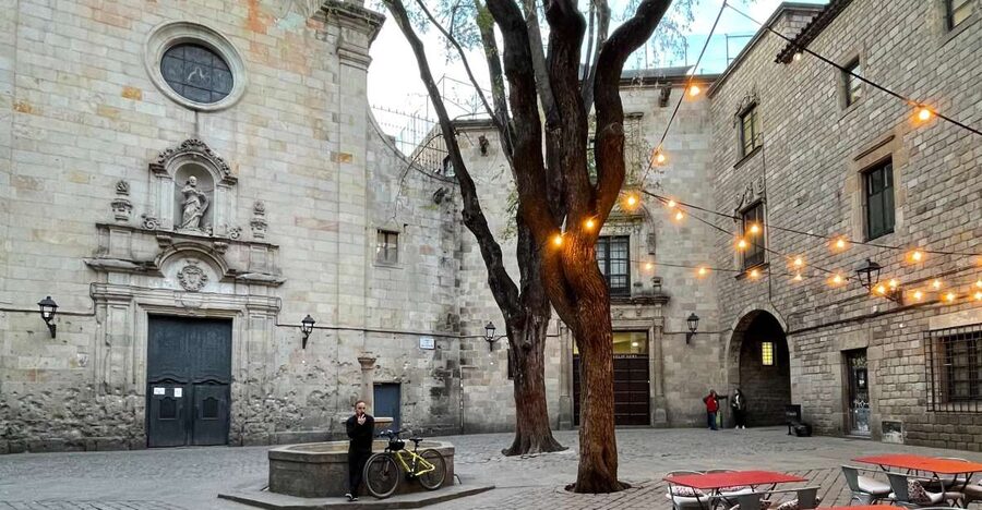 Gothic Quarter and Old City - Getting Oriented: Font de Canaletes to the Gothic Quarter