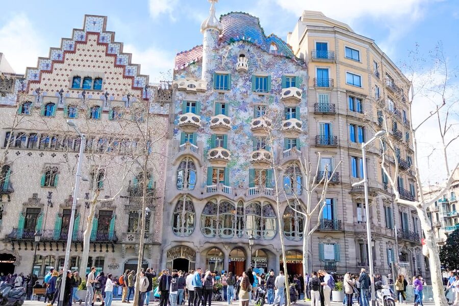 Gothic Quarter & Gaudí's Treasures Small-Group Tour - Meeting Point at Starbucks: The Easiest Start You Can Make