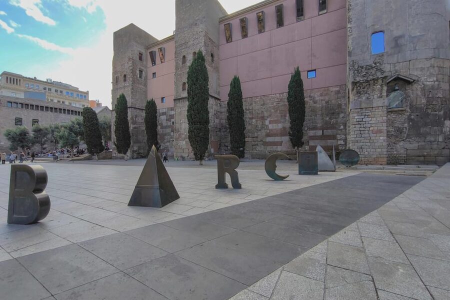 Gothic Quarter & Gaudí's Treasures Small-Group Tour - Eixample Orientation: Seeing the Grid Before You Hit Gaudí